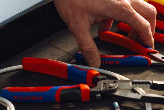 KnipexTools DeWalt Heavy Lifting